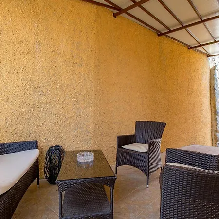Lovely In With Kitchen Apartment *