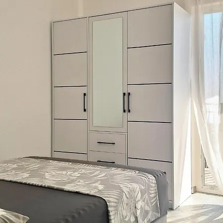 Stunning In With House Sea View 아파트